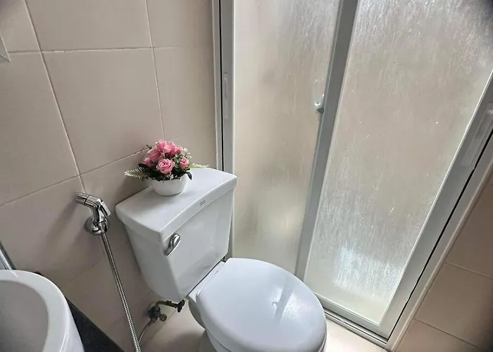 Phebs 2bedroom With Pool View In The Heart Of Makati