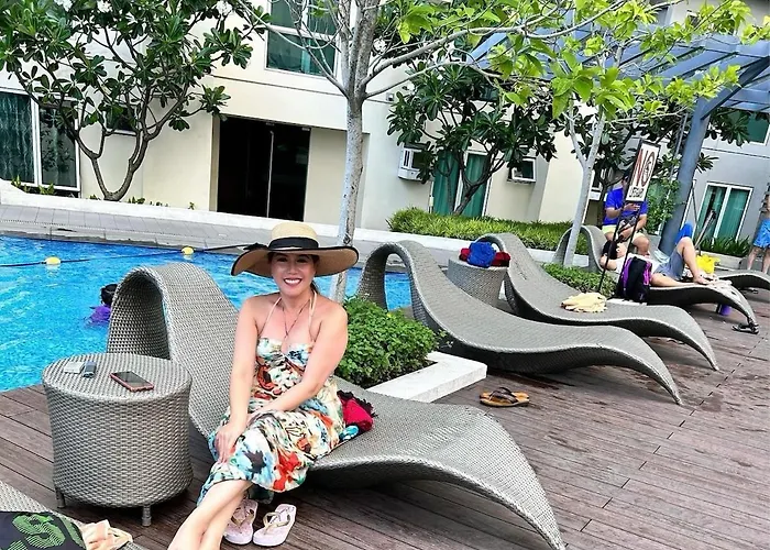 Phebs 2bedroom With Pool View In The Heart Of Makati Manila